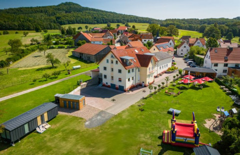 Luftfoto af Camping Rhön Feeling - Tiny Houses Thüringen, glamping indkvartering nær grønne marker.