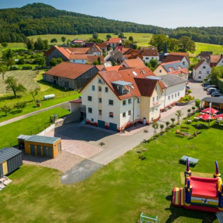 Vista aerea di Camping Rhön Feeling - Tiny Houses Thüringen, glamping immerso nel verde della campagna.