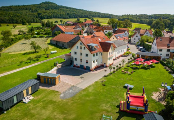 Luftaufnahme von Camping Rhön Feeling - Tiny Houses Thüringen, Glamping inmitten grüner Landschaften.