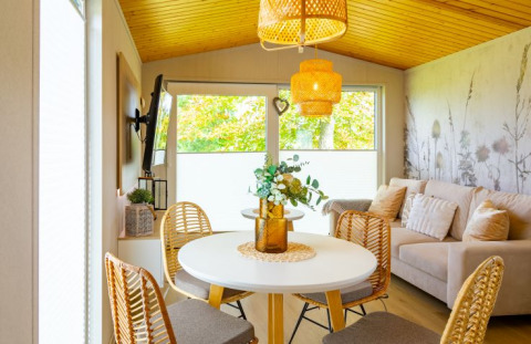 Glamping bei Camping Rhön Feeling - Tiny Houses Thüringen mit hellem Interieur und gemütlichem Wohnzimmer.