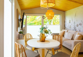 Glamping bei Camping Rhön Feeling - Tiny Houses Thüringen mit hellem Interieur und gemütlichem Wohnzimmer.