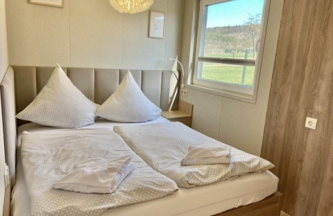 Moderne glamping indkvartering i Camping Rhön Feeling - Tiny Houses Thüringen med dobbeltseng og vindue.