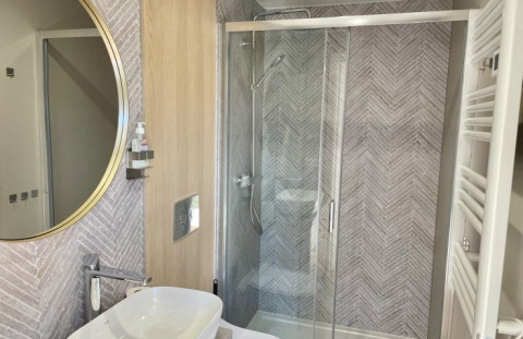 Modern bathroom with walk-in shower, sink and mirror in Camping Rhön Feeling - Tiny Houses Thüringen glamping.