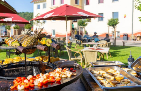 Barbecue all'aperto con verdure, ananas e pane al Camping Rhön Feeling - Tiny Houses Thüringen.