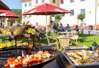 Grillplatte mit Gemüse, Ananas und Brot bei Camping Rhön Feeling - Tiny Houses Thüringen im Freien.