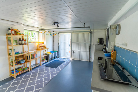 Cucina ed area lounge ben attrezzata presso le tende glamping Les Jardins de Biffontaine nei Vosgi.