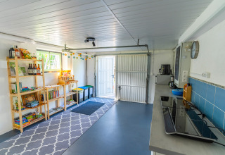 Goed ingerichte keuken- en leefruimte bij Les Jardins de Biffontaine Glampingtenten in de Vogezen.