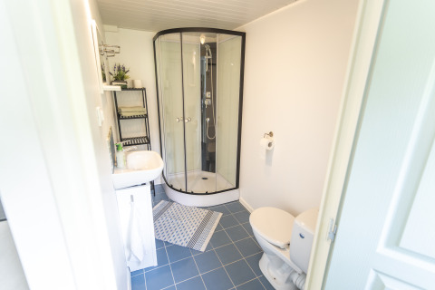 Bagno moderno con box doccia, WC e lavandino nella tenda glamping Les Jardins de Biffontaine - Vosgi.