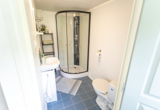 Bagno moderno con box doccia, WC e lavandino nella tenda glamping Les Jardins de Biffontaine - Vosgi.