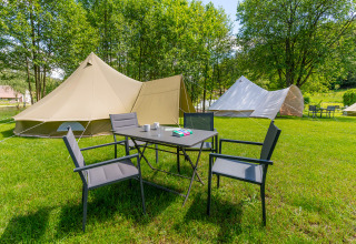 Glampingtenten met zithoek in het groen bij Les Jardins de Biffontaine, Glampingtenten Vogezen.