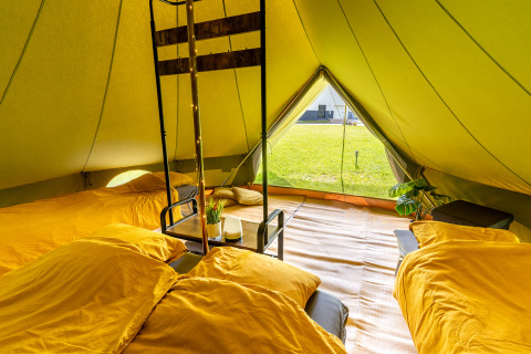 Luxe glampingtent met comfortabele bedden bij Les Jardins de Biffontaine Glampingtenten Vogezen.