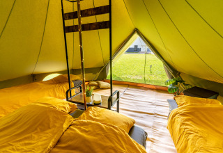Cozy glamping tent with comfy beds and modern decor at Les Jardins de Biffontaine Glampingtenten Vogezen.
