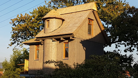Boomhut Wesertal in Hessen, een charmante boomhut voor glamping of kamperen omringd door bomen.