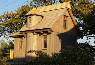 Boomhut Wesertal in Hessen, een charmante boomhut voor glamping of kamperen omringd door bomen.