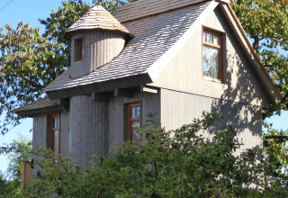 Alloggio casa sull’albero Boomhut Wesertal in Assia, perfetto per il glamping immerso nel verde.