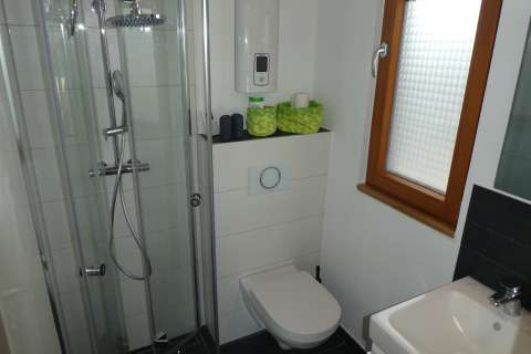 Salle de bain moderne avec douche, WC mural et lavabo chez Boomhut Wesertal, cabane dans les arbres Hessen.