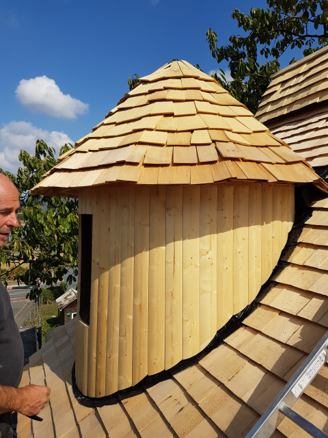 Cabane ronde dans les arbres avec toit en bois neuf en construction, Boomhut Wesertal - Boomhutten Hessen.