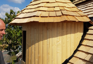 Ronde boomhut met nieuw houten dak in aanbouw, Boomhut Wesertal - Boomhutten Hessen.