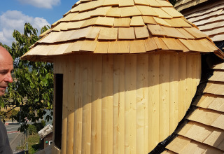 Casa sull’albero rotonda con nuovo tetto in legno in costruzione, Boomhut Wesertal - Boomhutten Hessen.