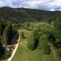 Tiendas y río - Villatent - Camping de Vaubarlet - Sainte-Sigolène, Alto Loira, Francia