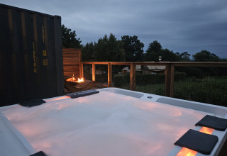 Glamping de lujo en Camping La Grappe Fleurie - Glamping Beaujolais con jacuzzi y vistas al campo.