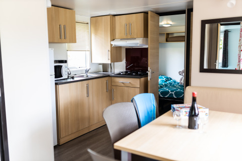 Cucina e zona pranzo moderne in glamping presso Camping La Grappe Fleurie - Glamping Beaujolais in Francia.