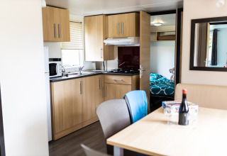 Moderne Glampingküche und Essbereich im Camping La Grappe Fleurie - Glamping Beaujolais in Frankreich.