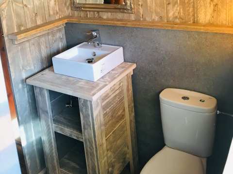 Bagno in alloggio glamping al Camping Lloret Blau Safaritenten Costa Brava con lavabo moderno e wc.