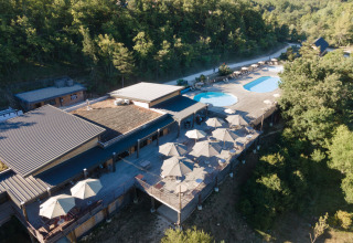 Luchtfoto van Village Huttopia Sud Ardèche – Glamping Ardèche met zwembaden, terrassen en bosrijke omgeving.