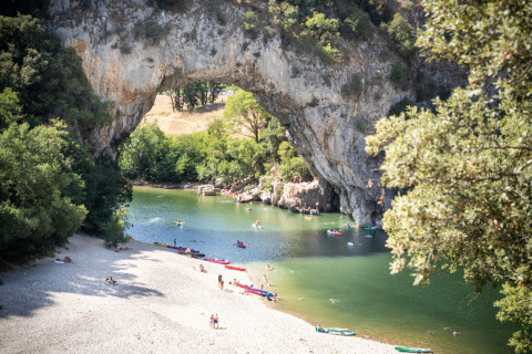 Spiaggia fluviale e Pont d'Arc in Ardèche vicino a Village Huttopia Sud Ardèche – Glamping Ardèche, Francia.