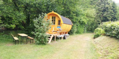 Glampingindkvartering ved Camping Hetzingen - Wijnvaten i Nordrhin-Westfalen, omgivet af skov.