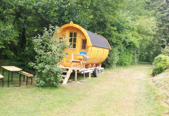 Hébergement glamping au Camping Hetzingen - Wijnvaten en Rhénanie-du-Nord-Westphalie, entouré de forêt.
