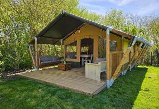 Glampingindkvartering på Minicamping Sint Jan, Safaritelt i Zeeland omgivet af grønt og natur.