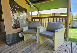 Buiten zitplek met houten stoelen bij Minicamping Sint Jan - Safaritenten Zeeland glamping in Nederland.