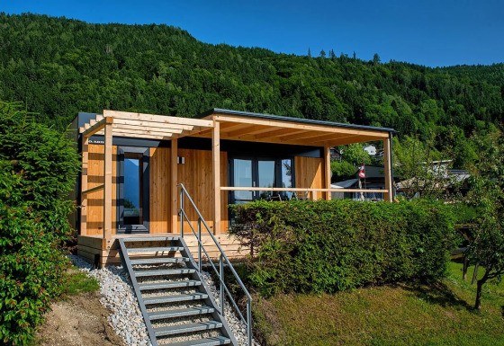 Alloggio glamping moderno al Wellnesscamping & Landhuis Parth immerso tra le verdi colline austriache.