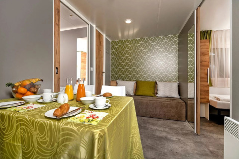 Zona pranzo e soggiorno in alloggio glamping presso Wellnesscamping & Landhuis Parth, Austria.