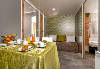 Essbereich und Wohnraum in einem Glamping-Mobilheim bei Wellnesscamping & Landhuis Parth, Österreich.