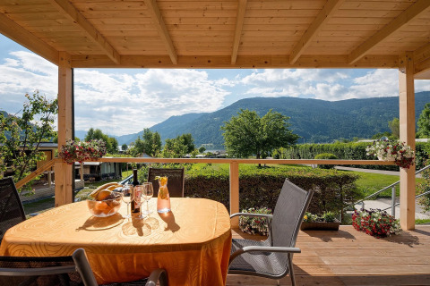 Überdachte Terrasse mit gedecktem Tisch und Blick auf die Berge im Wellnesscamping & Landhuis Parth, Österreich.