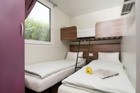 Habitación glamping moderna en Wellnesscamping & Landhuis Parth con literas y gran ventana.
