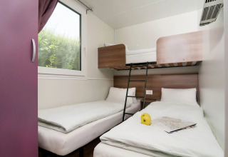 Moderne glampingkamer van Wellnesscamping & Landhuis Parth met stapelbedden en groot raam.