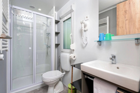 Modernes Badezimmer im Wellnesscamping & Landhuis Parth, Österreich, mit Dusche, WC und Waschbecken.