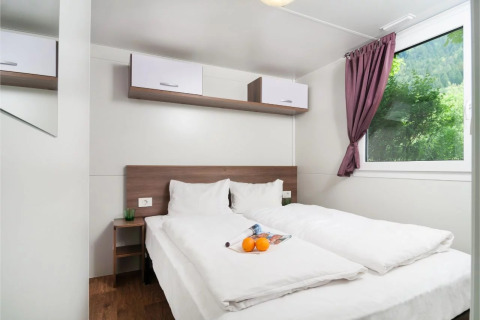 Moderne glamping-indkvartering på Wellnesscamping & Landhuis Parth med dobbeltseng og naturskønt vindue.