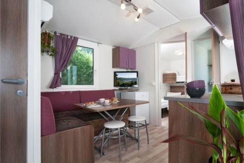 Vue intérieure d’un hébergement glamping luxueux au Wellnesscamping & Landhuis Parth, Autriche.