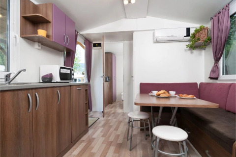 Alloggio glamping moderno al Wellnesscamping & Landhuis Parth, Stacaravans Austria, cucina e zona pranzo.