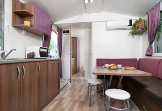 Alloggio glamping moderno al Wellnesscamping & Landhuis Parth, Stacaravans Austria, cucina e zona pranzo.