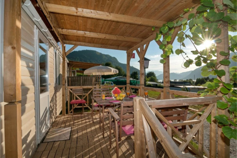 Terrazza in legno con tavolo da pranzo a Wellnesscamping & Landhuis Parth - Stacaravans Oostenrijk, vista montagne