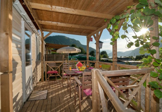 Terraza de madera con mesa en Wellnesscamping & Landhuis Parth - Stacaravans Oostenrijk, vista a las montañas