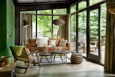 Moderne glamping-indkvartering i skoven hos Buitenplaats Beekhuizen - hyggelig stue med store vinduer.