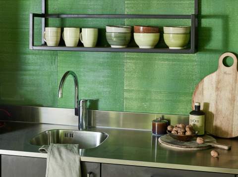 Moderne keuken met groene wand en rekken bij Buitenplaats Beekhuizen - Forest cabins Veluwe.