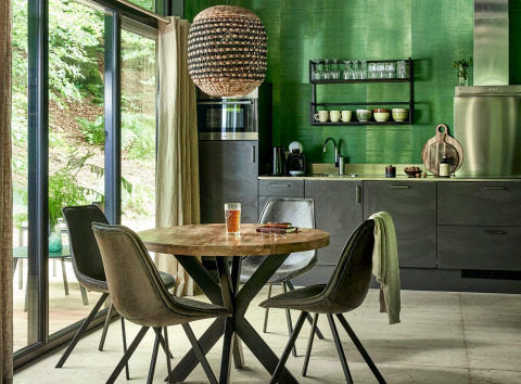 Moderne glamping-accommodatie bij Buitenplaats Beekhuizen - Forest cabins Veluwe met groene muren en groot raam.